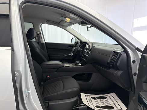 Used 2024 Nissan Pathfinder SV image 11
