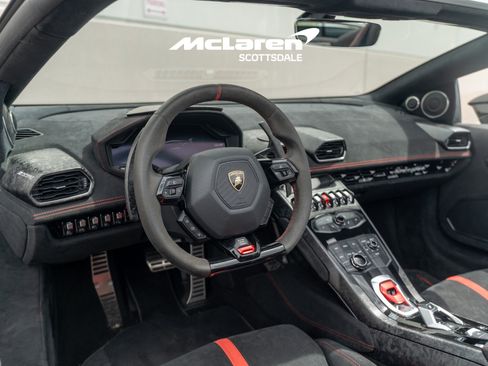 Used 2019 Lamborghini Huracan Performante AWD/4WD image 13