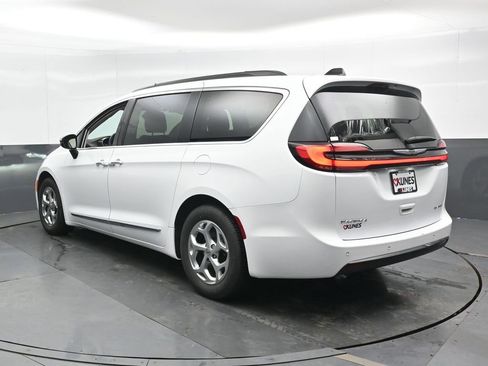 Used 2023 Chrysler Pacifica Limited image 9