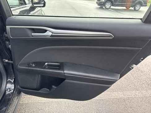 Used 2017 Ford Fusion SE w/ Equipment Group 201A FWD image 16
