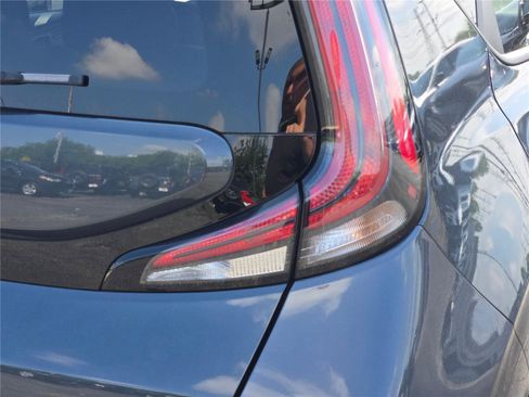 Used 2025 Kia Soul LX w/ LX Technology Package FWD image 13