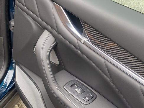 Used 2024 Maserati Levante Trofeo image 36