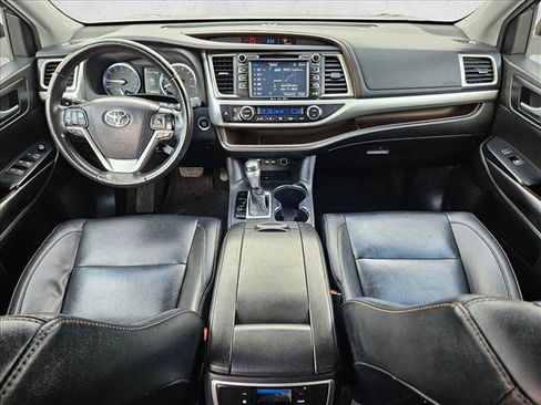 Used 2019 Toyota Highlander XLE FWD image 18