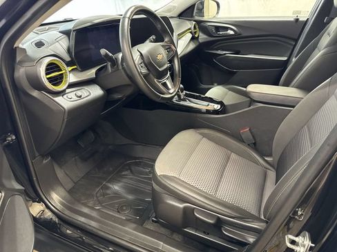 Certified 2025 Chevrolet Trax LT w/ LT Convenience Package FWD image 11