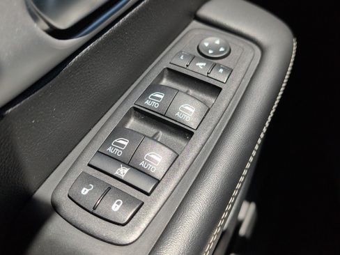 Used 2025 Chrysler Pacifica Limited FWD image 13