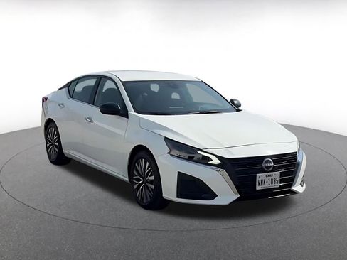 Used 2025 Nissan Altima 2.5 SV image 3