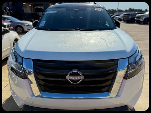 Used 2023 Nissan Pathfinder SL FWD image 2