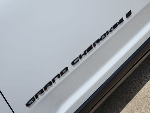 Used 2023 Jeep Grand Cherokee Altitude RWD image 18