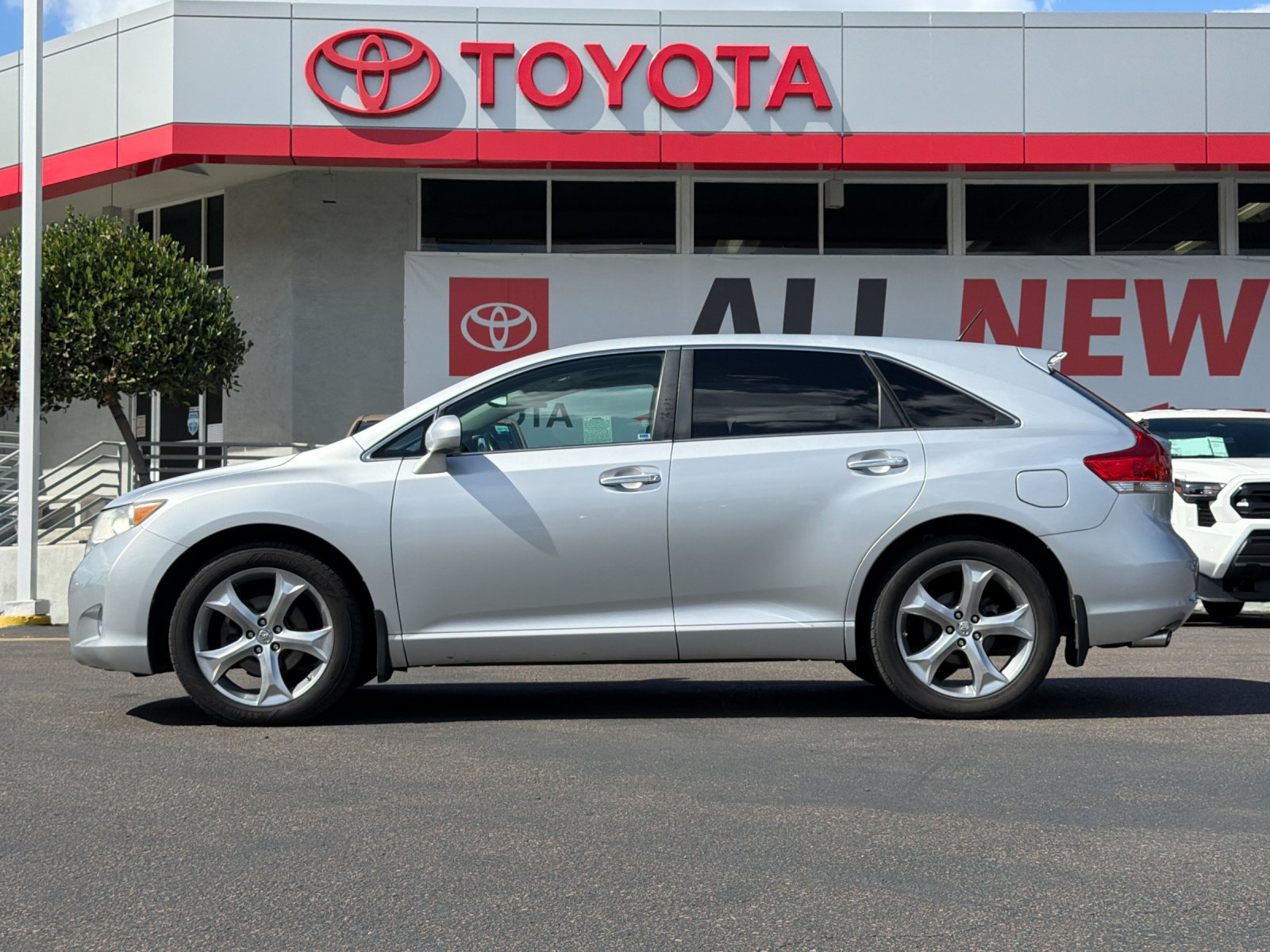 Used 2010 Toyota Venza FWD image 2