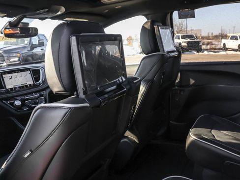 New 2026 Chrysler Pacifica Limited w/ Uconnect Theater Family Group image 19