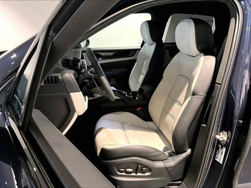 Used 2025 Porsche Cayenne GTS image 8