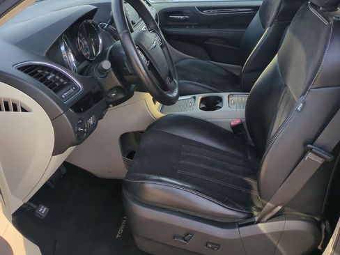 Used 2014 Chrysler Town & Country Touring-L image 18