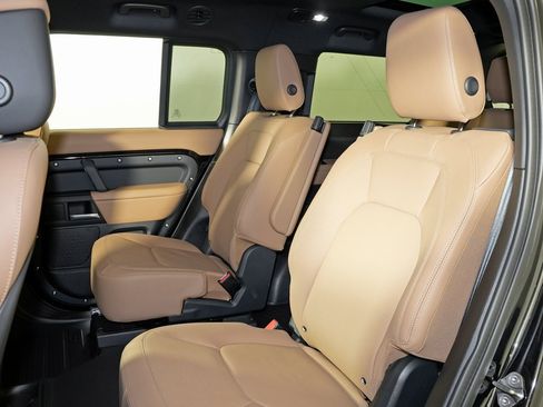 Used 2025 Land Rover Defender 130 X-Dynamic SE image 33