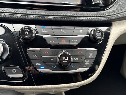 Used 2023 Chrysler Pacifica Touring-L FWD image 58