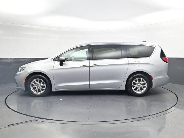 Used 2023 Chrysler Pacifica Touring-L FWD image 8