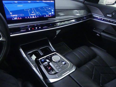 Used 2023 BMW i7 xDrive60 image 21