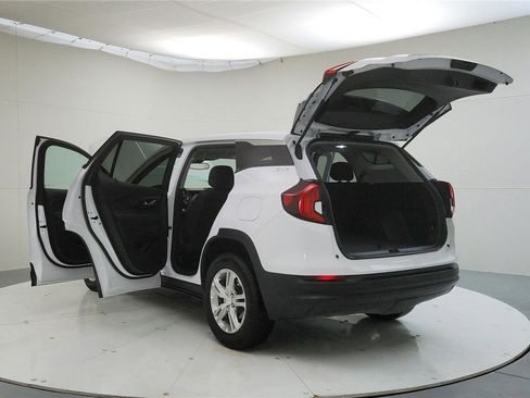 Used 2024 GMC Terrain SLE image 11