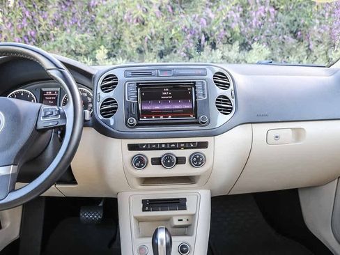 Used 2017 Volkswagen Tiguan S image 12