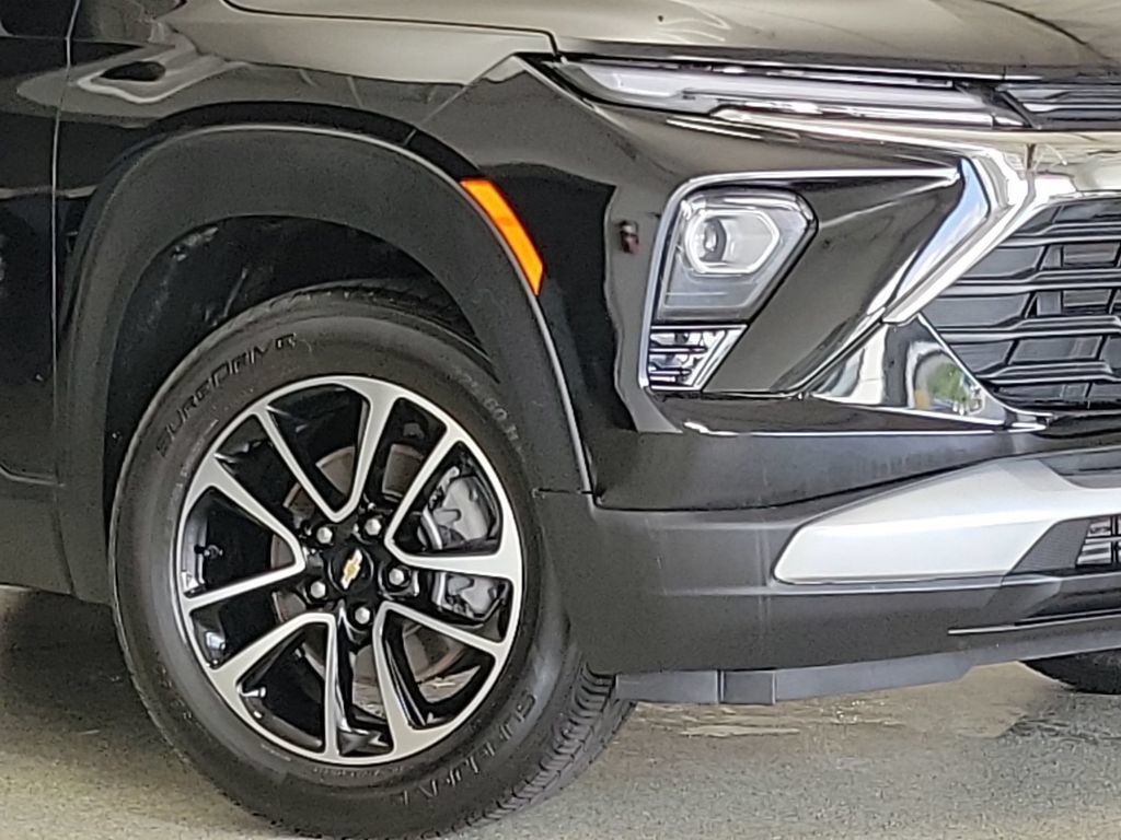 Used 2025 Chevrolet TrailBlazer LT AWD/4WD image 2