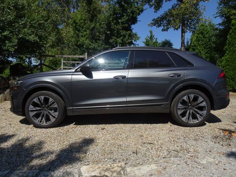 Used 2025 Audi Q8 Premium Plus w/ Premium Plus Package AWD/4WD image 2