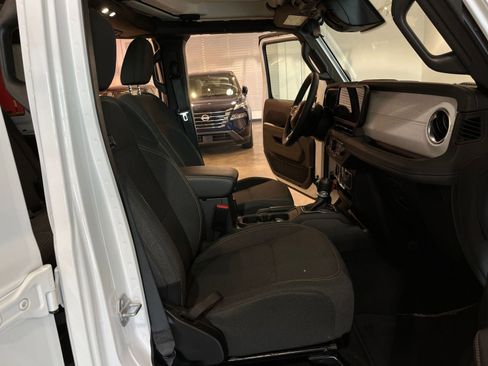 Used 2025 Jeep Wrangler Unlimited Sahara AWD/4WD image 36