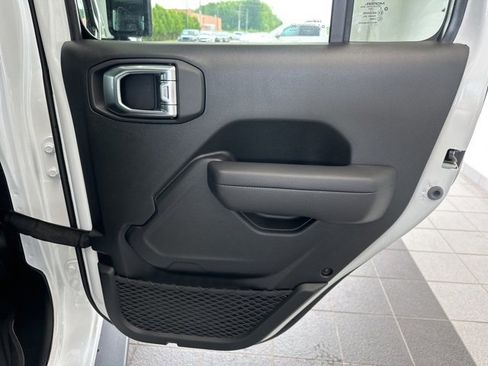 Used 2024 Jeep Gladiator Sport image 14