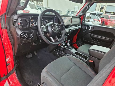 Used 2025 Jeep Wrangler Unlimited Rubicon image 13