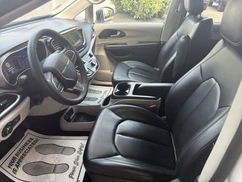 Used 2023 Chrysler Pacifica Touring-L FWD image 12