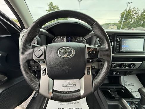 Used 2019 Toyota Tacoma SR5 AWD/4WD image 8