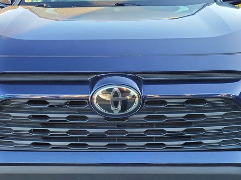 Used 2021 Toyota RAV4 XLE Premium image 5