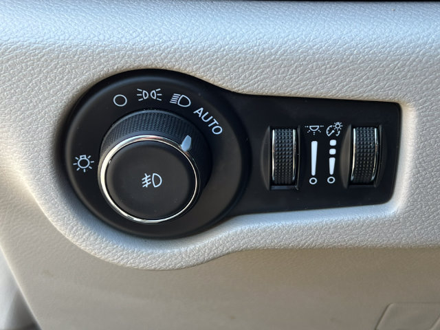 Used 2024 Chrysler Pacifica Touring-L FWD image 19
