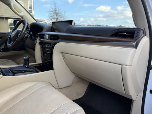 Used 2020 Lexus LX 570 4WD w/ Luxury Package image 23