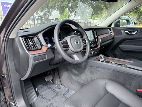 Certified 2023 Volvo XC60 B5 Plus AWD/4WD image 11