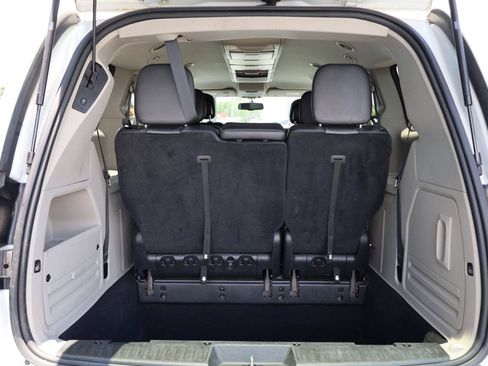 Used 2014 Chrysler Town & Country Touring FWD image 18