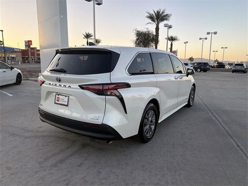Certified 2021 Toyota Sienna XLE image 5