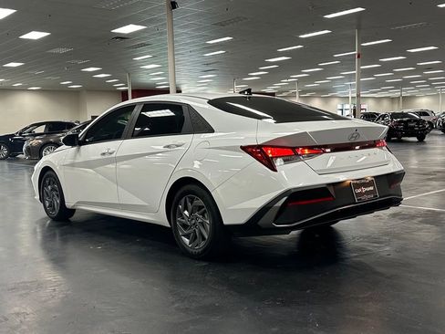 Used 2024 Hyundai Elantra SEL FWD image 5