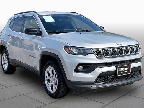 Used 2024 Jeep Compass Latitude AWD/4WD image 3