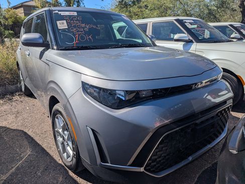 Certified 2025 Kia Soul S image 2