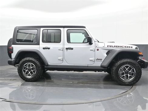 Used 2024 Jeep Wrangler Unlimited Rubicon w/ Capability Package image 5