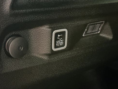 Used 2023 Jeep Grand Cherokee L Laredo image 32