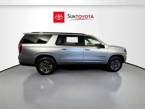 Used 2025 Chevrolet Suburban Z71 image 2