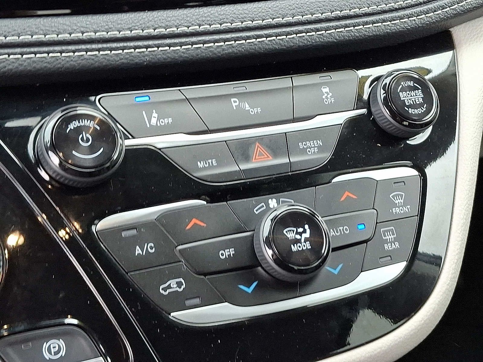 Used 2023 Chrysler Pacifica Touring-L FWD image 15