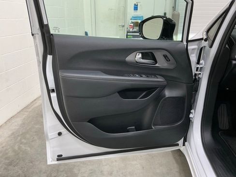 Used 2025 Chrysler Pacifica Select image 17