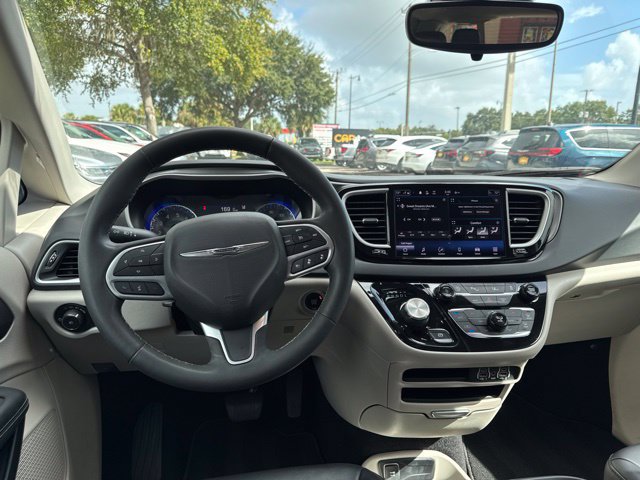 Used 2023 Chrysler Pacifica Touring-L FWD image 22