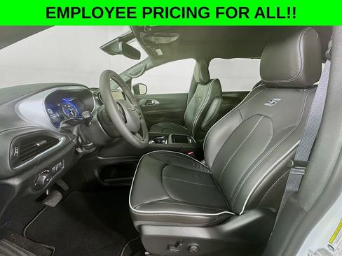 New 2026 Chrysler Pacifica Limited w/ S Appearance Package image 26