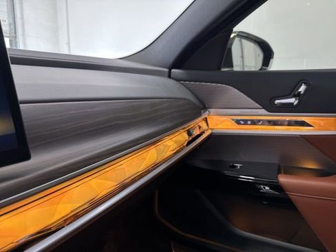 Used 2024 BMW i7 xDrive60 w/ Premium Package image 38