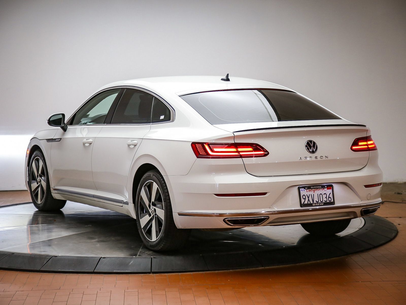 Used 2021 Volkswagen Arteon SE FWD image 2