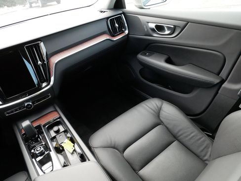 Used 2025 Volvo V60 B5 Cross Country Plus image 11