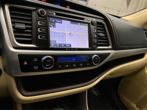 Used 2018 Toyota Highlander XLE image 32