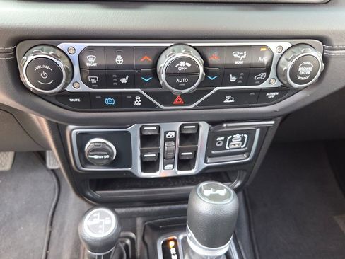 Used 2025 Jeep Wrangler Unlimited Sahara AWD/4WD image 20